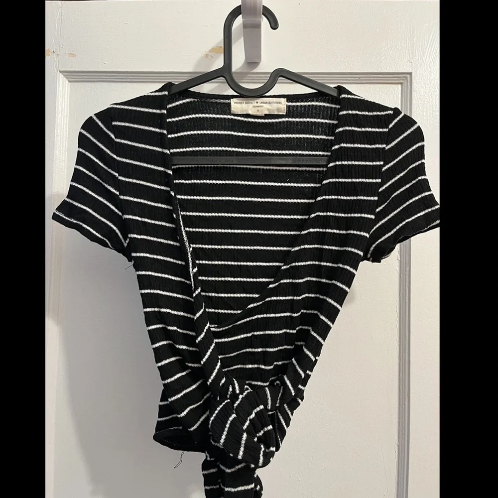 ⏰NWOT Urban Outfitters Project Social T Bailey Wrap T-Shirt Black and White - Picture 5 of 5